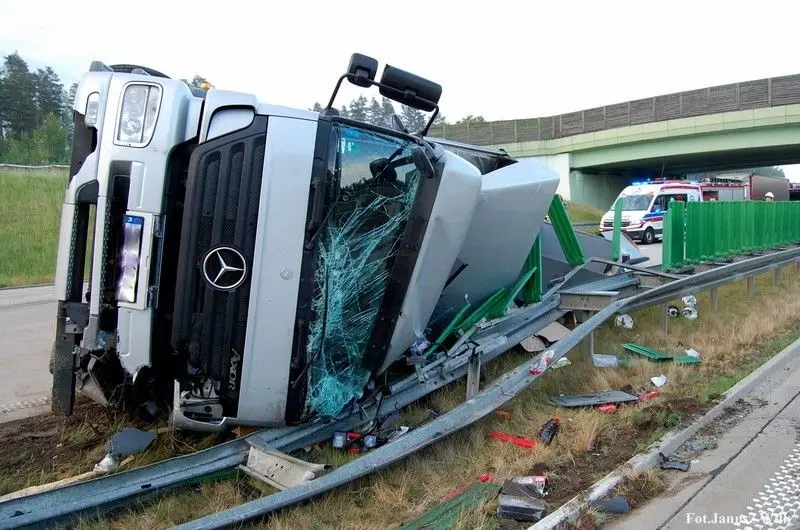 Niebezpiecznie na drogach: 9 groźnych zdarzeń w ciągu dziewięciu dni