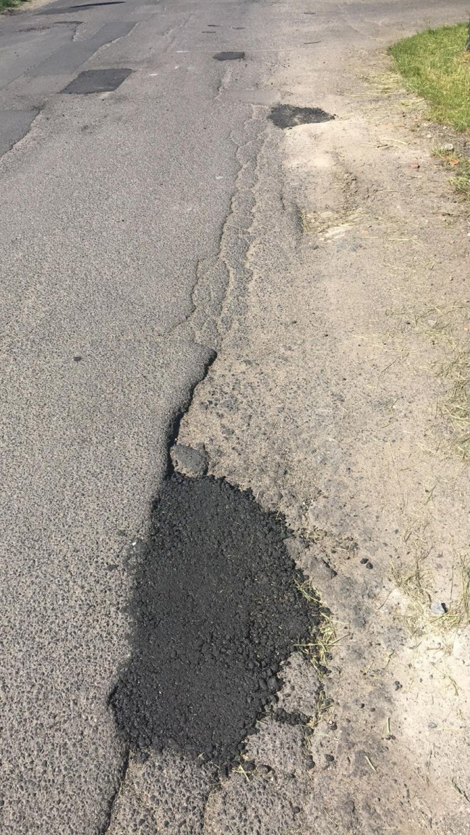 Łaty na drodze w Łaziskach