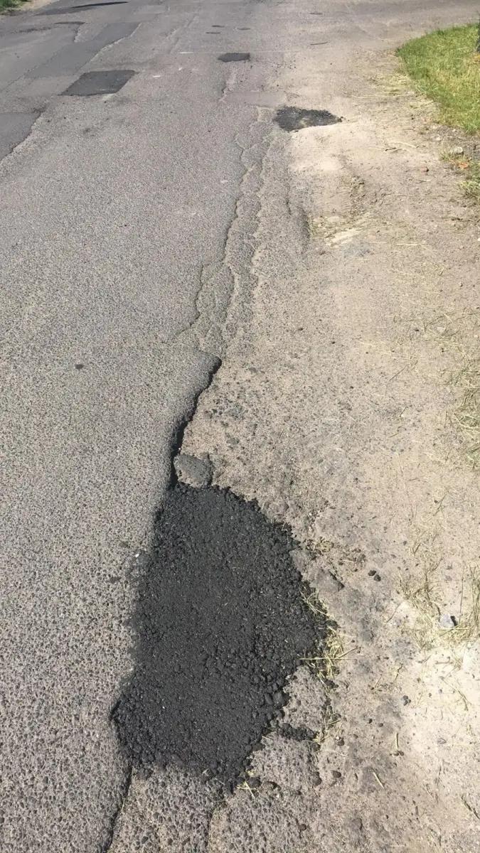 Łaty na drodze w Łaziskach