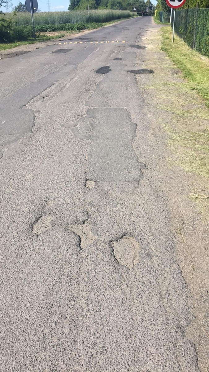 Łaty na drodze w Łaziskach