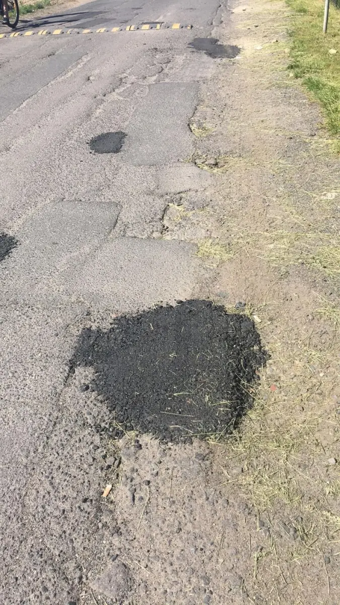 Łaty na drodze w Łaziskach