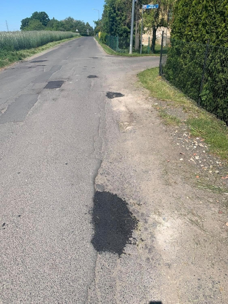 Łaty na drodze w Łaziskach