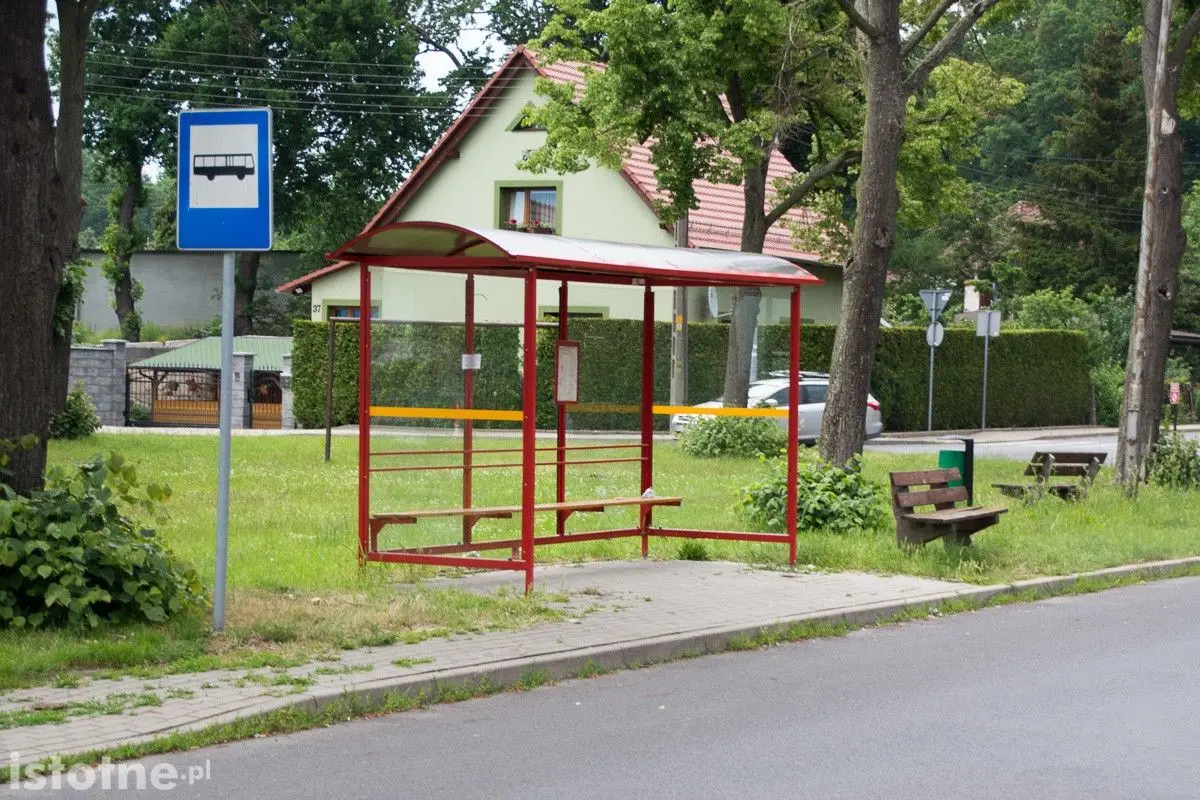 Zdemolowany przystanek przy ulicy Góralskiej w Bolesławcu