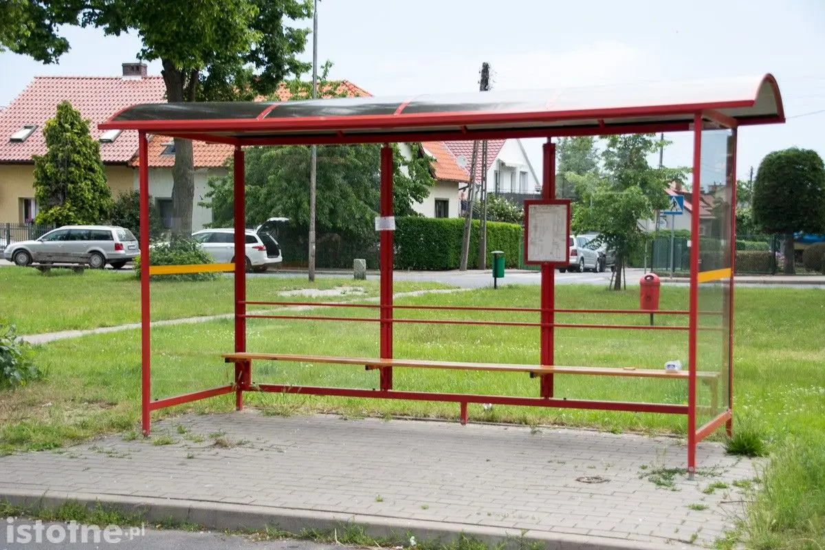 Zdemolowany przystanek przy ulicy Góralskiej w Bolesławcu