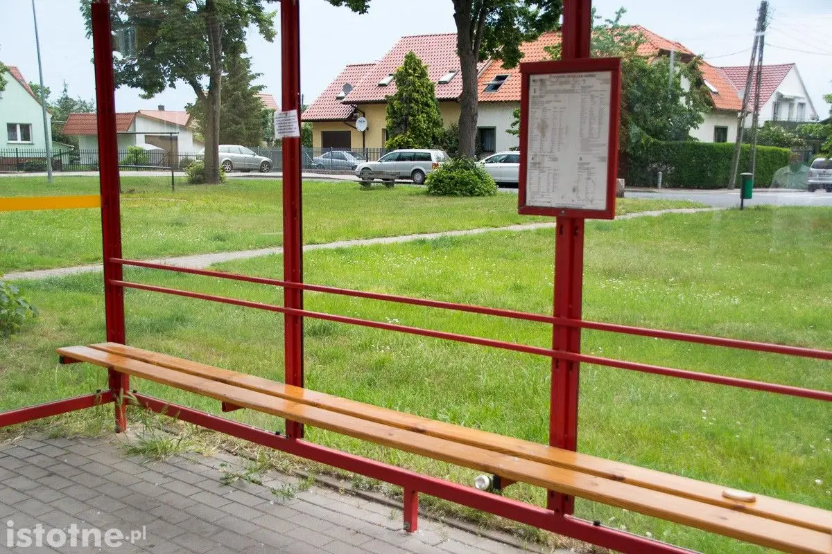 Zdemolowany przystanek przy ulicy Góralskiej w Bolesławcu
