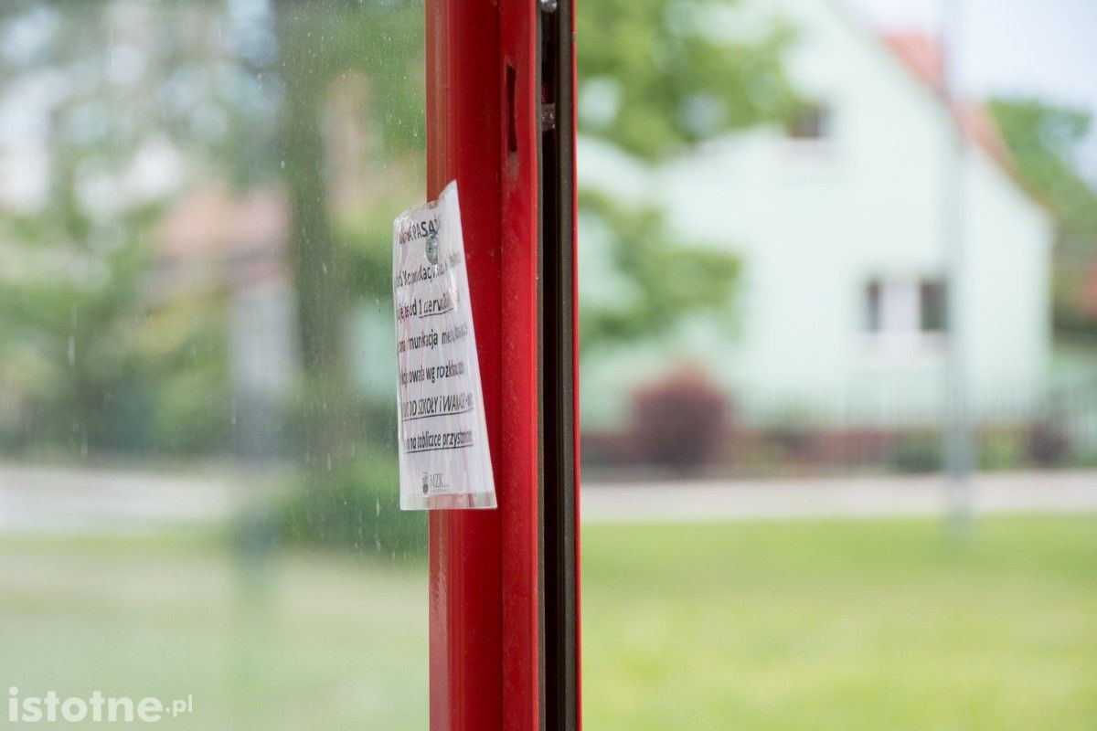 Zdemolowany przystanek przy ulicy Góralskiej w Bolesławcu