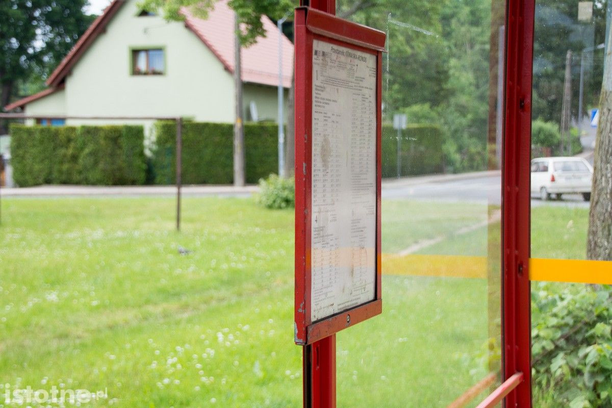 Zdemolowany przystanek przy ulicy Góralskiej w Bolesławcu