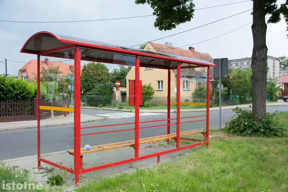 Zdemolowany przystanek przy ulicy Góralskiej w Bolesławcu