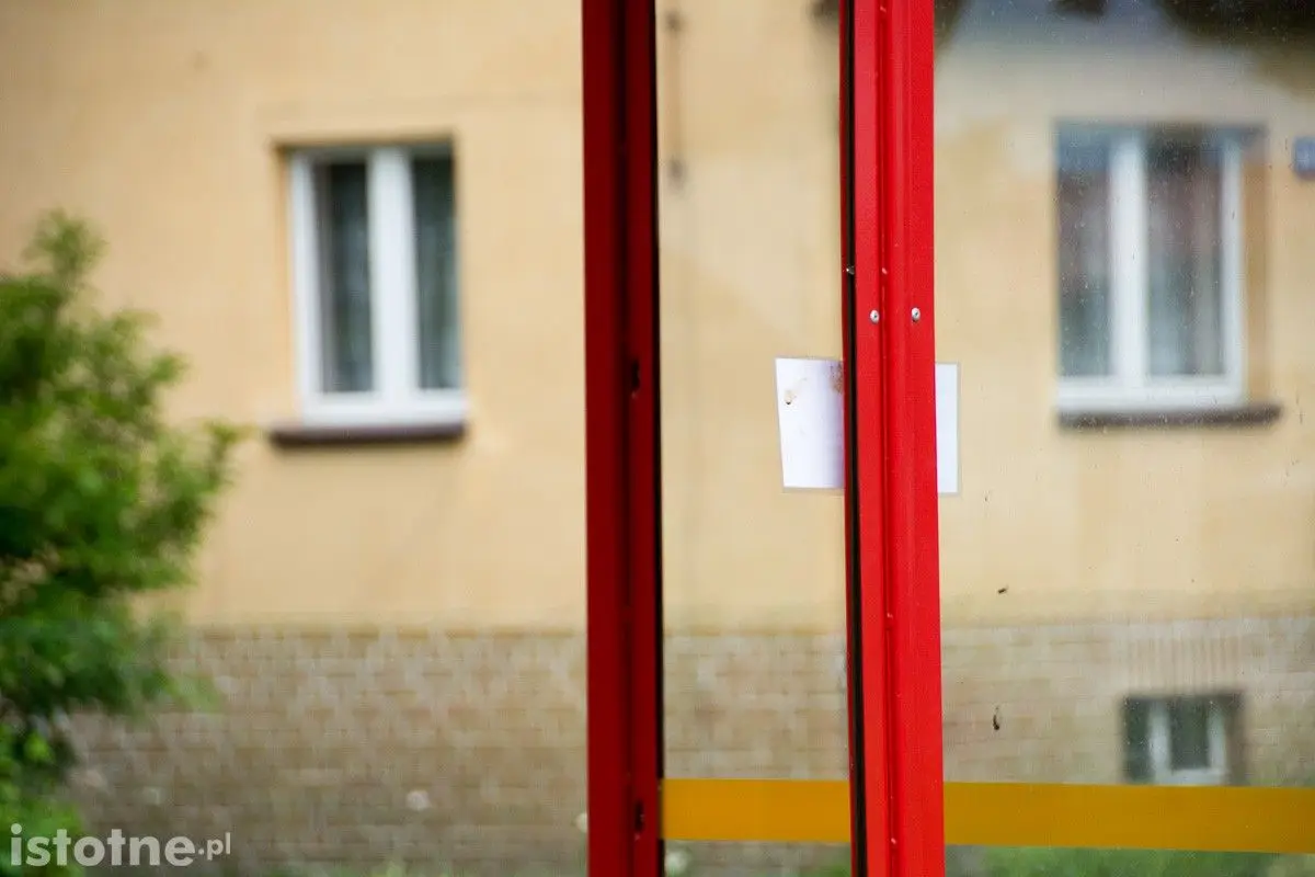 Zdemolowany przystanek przy ulicy Góralskiej w Bolesławcu