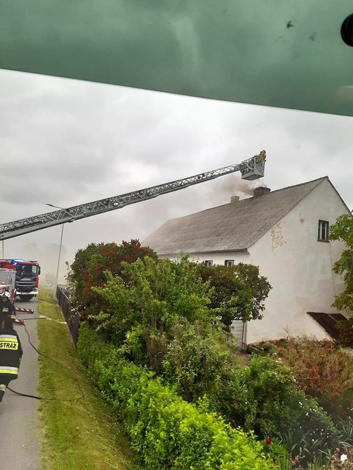Akcja straży pożarnej w miejscowości Szczytnica (gmina Warta Bolesławiecka, powiat bolesławiecki)