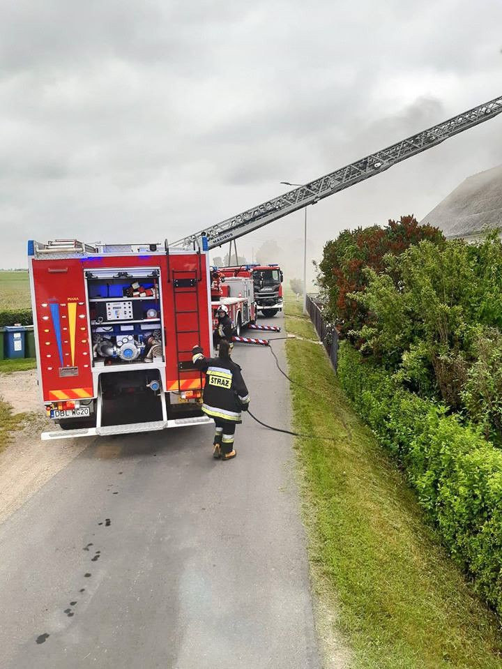 Akcja straży pożarnej w miejscowości Szczytnica (gmina Warta Bolesławiecka, powiat bolesławiecki)