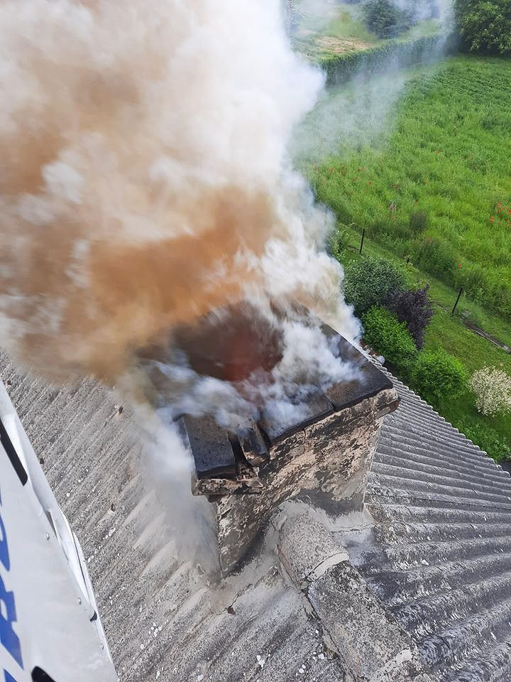 Akcja straży pożarnej w miejscowości Szczytnica (gmina Warta Bolesławiecka, powiat bolesławiecki)