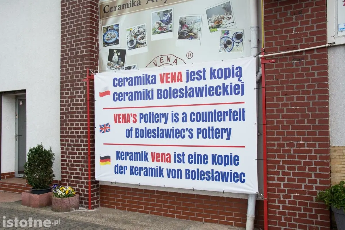 Sklep firmowy, schody i baner wiszący w Centrum Ceramiki przy ulicy Kościuszki w Bolesławcu