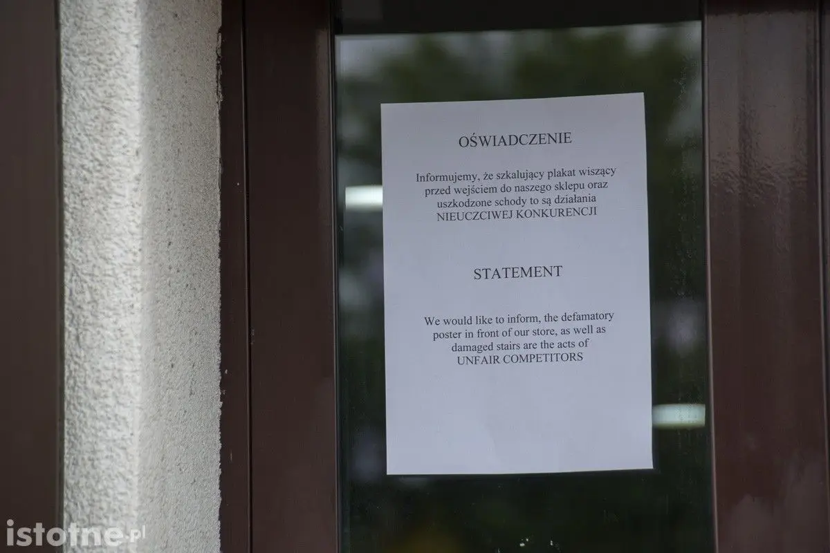 Sklep firmowy, schody i baner wiszący w Centrum Ceramiki przy ulicy Kościuszki w Bolesławcu