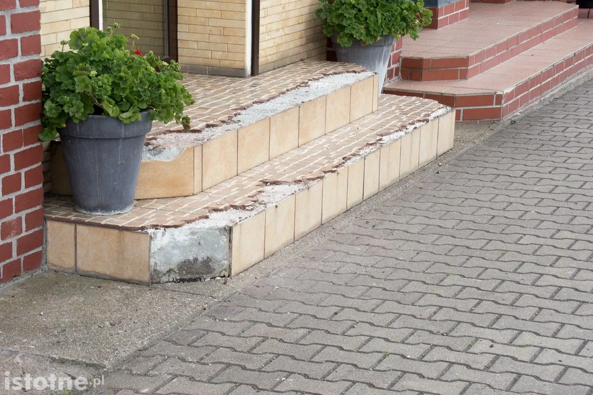 Sklep firmowy, schody i baner wiszący w Centrum Ceramiki przy ulicy Kościuszki w Bolesławcu