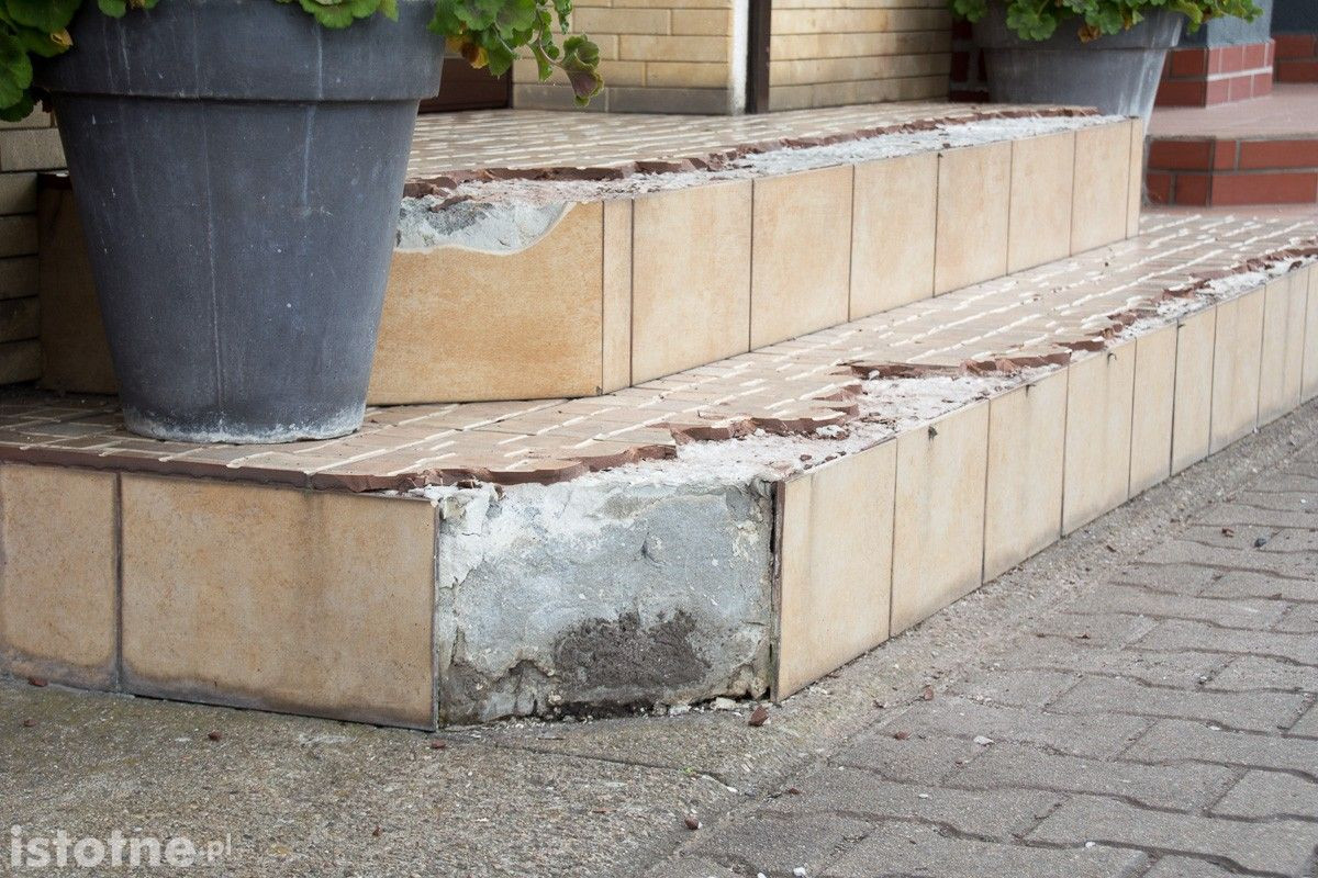 Sklep firmowy, schody i baner wiszący w Centrum Ceramiki przy ulicy Kościuszki w Bolesławcu