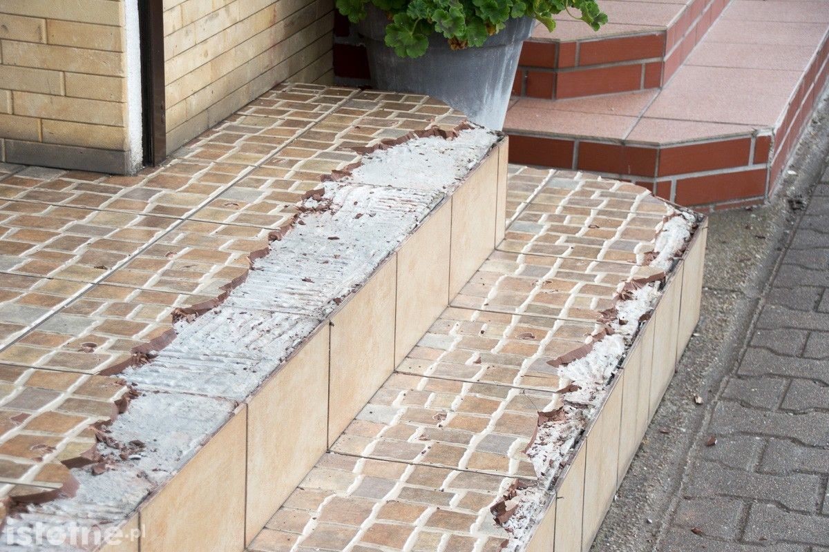 Sklep firmowy, schody i baner wiszący w Centrum Ceramiki przy ulicy Kościuszki w Bolesławcu