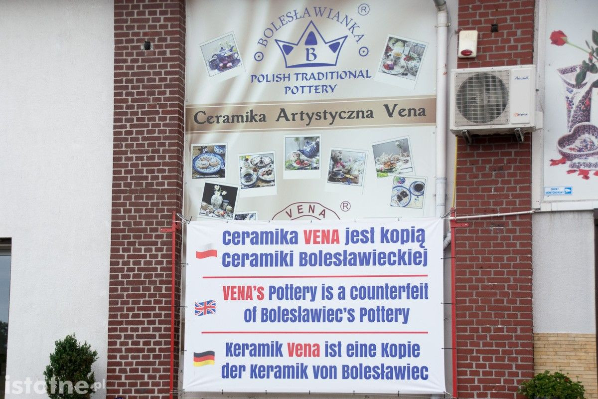 Sklep firmowy, schody i baner wiszący w Centrum Ceramiki przy ulicy Kościuszki w Bolesławcu