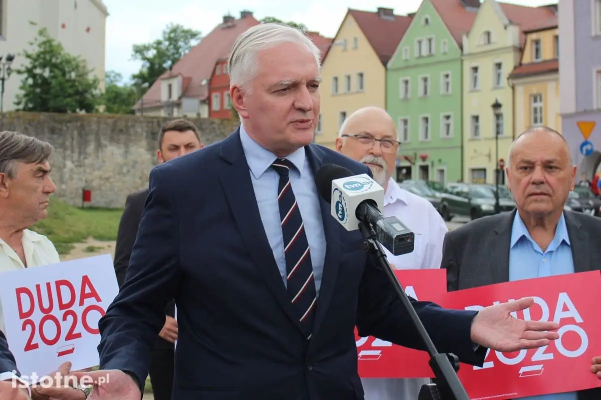 Jarosław Gowin zawiesił plakat Andrzeja Dudy na skwerze w Rynku