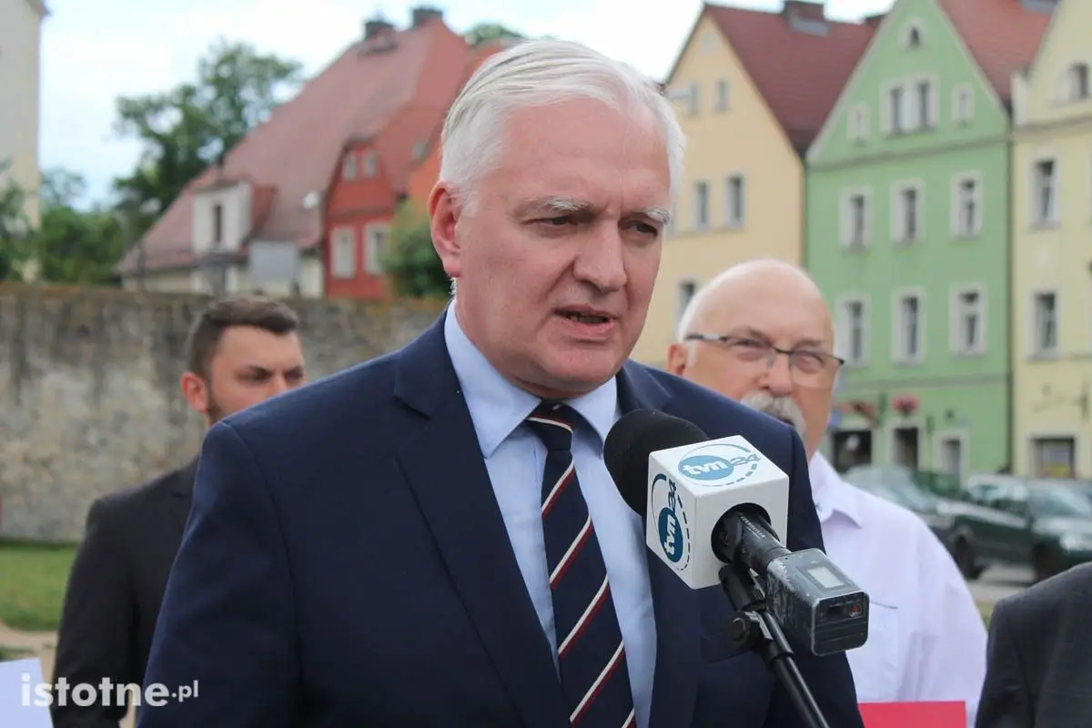 Jarosław Gowin zawiesił plakat Andrzeja Dudy na skwerze w Rynku