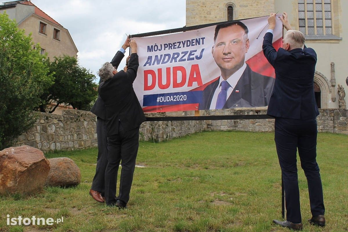 Jarosław Gowin zawiesił plakat Andrzeja Dudy na skwerze w Rynku
