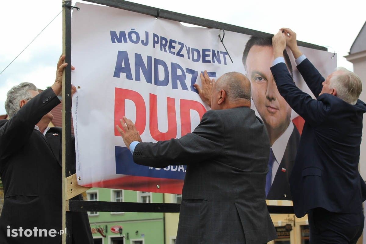 Jarosław Gowin zawiesił plakat Andrzeja Dudy na skwerze w Rynku