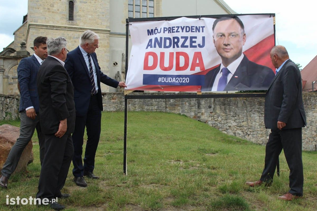 Jarosław Gowin zawiesił plakat Andrzeja Dudy na skwerze w Rynku