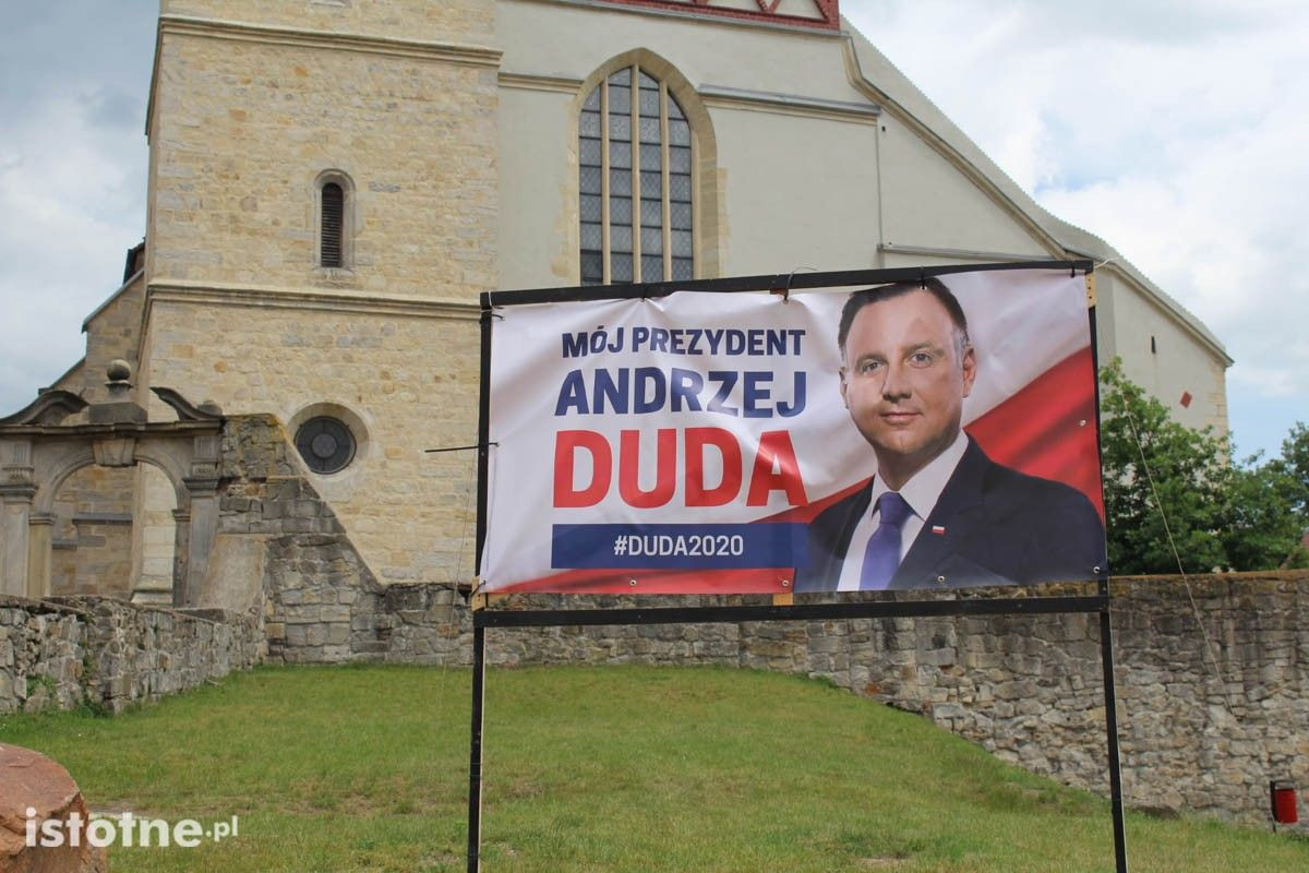 Jarosław Gowin zawiesił plakat Andrzeja Dudy na skwerze w Rynku