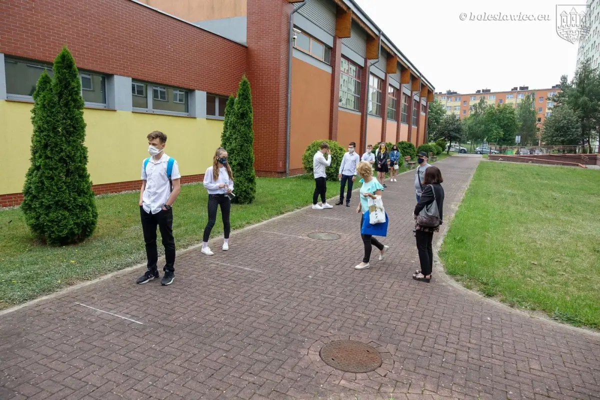 Uczniowie przystępujący do egzaminy ósmoklasisty
