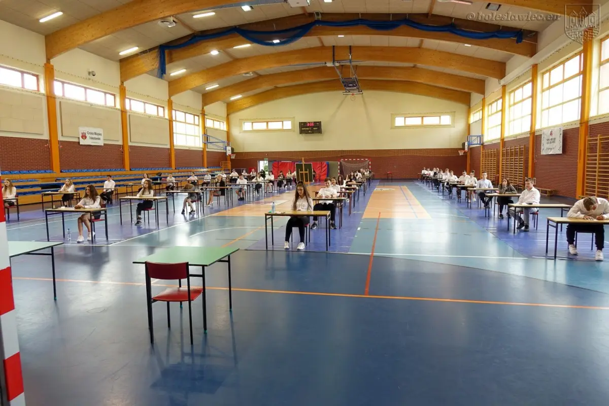 Uczniowie przystępujący do egzaminy ósmoklasisty