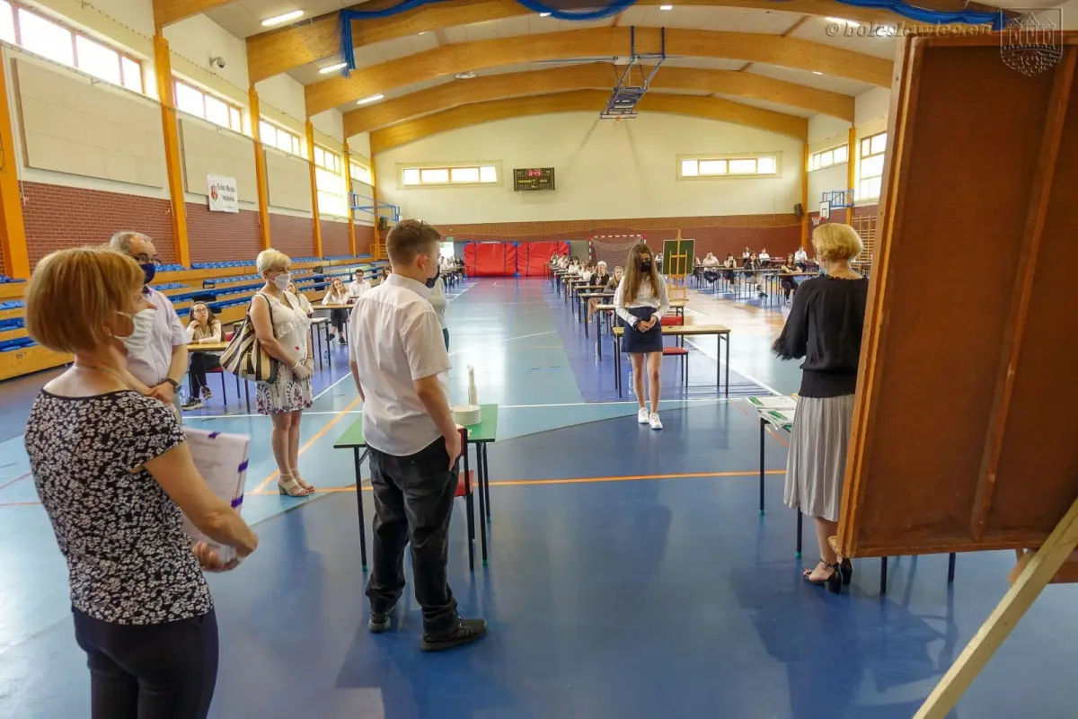 Uczniowie przystępujący do egzaminy ósmoklasisty