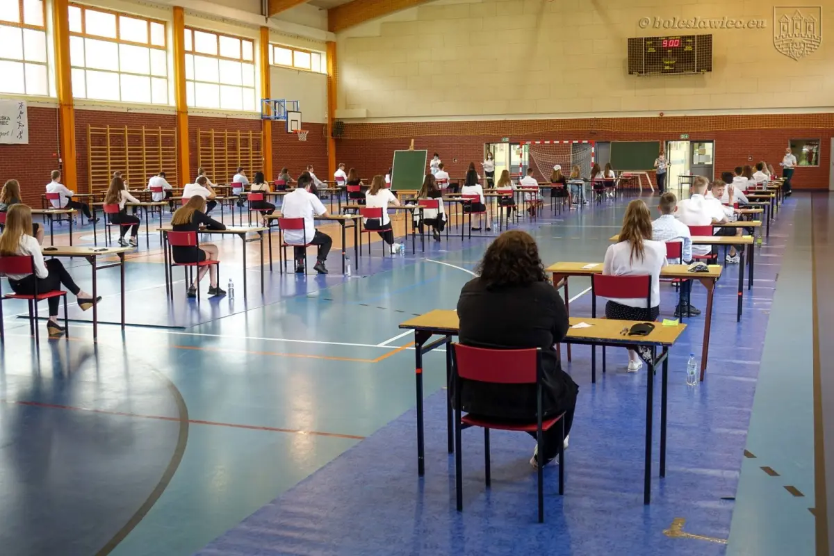 Uczniowie przystępujący do egzaminy ósmoklasisty