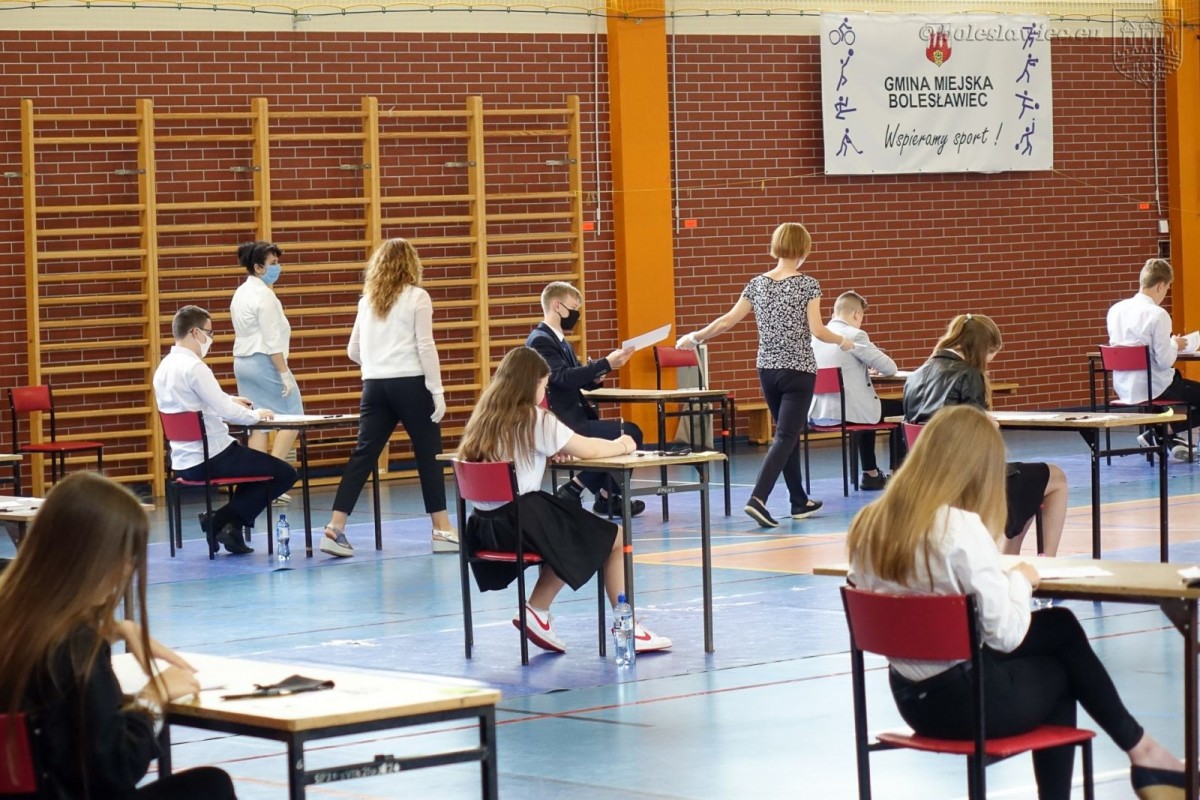 Uczniowie przystępujący do egzaminy ósmoklasisty