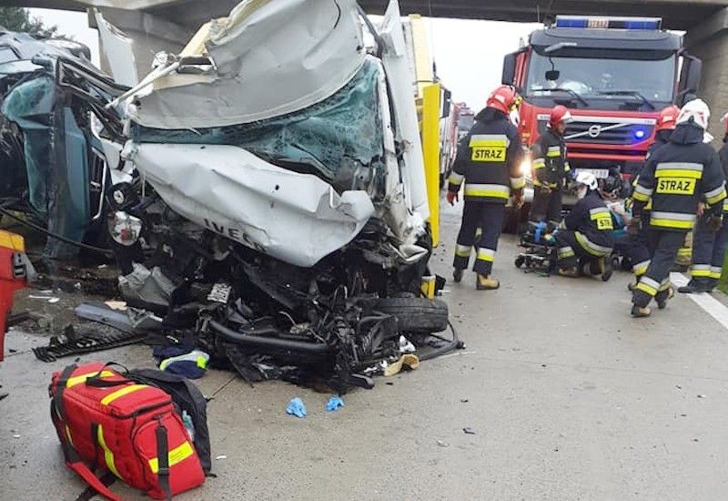 Wypadek na A4: Laweta najechała na tył ciężarówki.