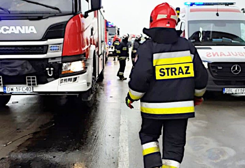 Wypadek na A4: Laweta najechała na tył ciężarówki.