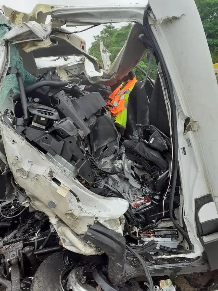 Wypadek na A4: Laweta najechała na tył ciężarówki.