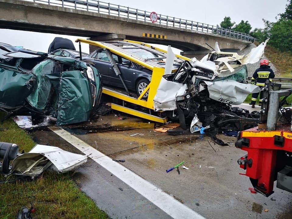 Wypadek na A4: Laweta najechała na tył ciężarówki.
