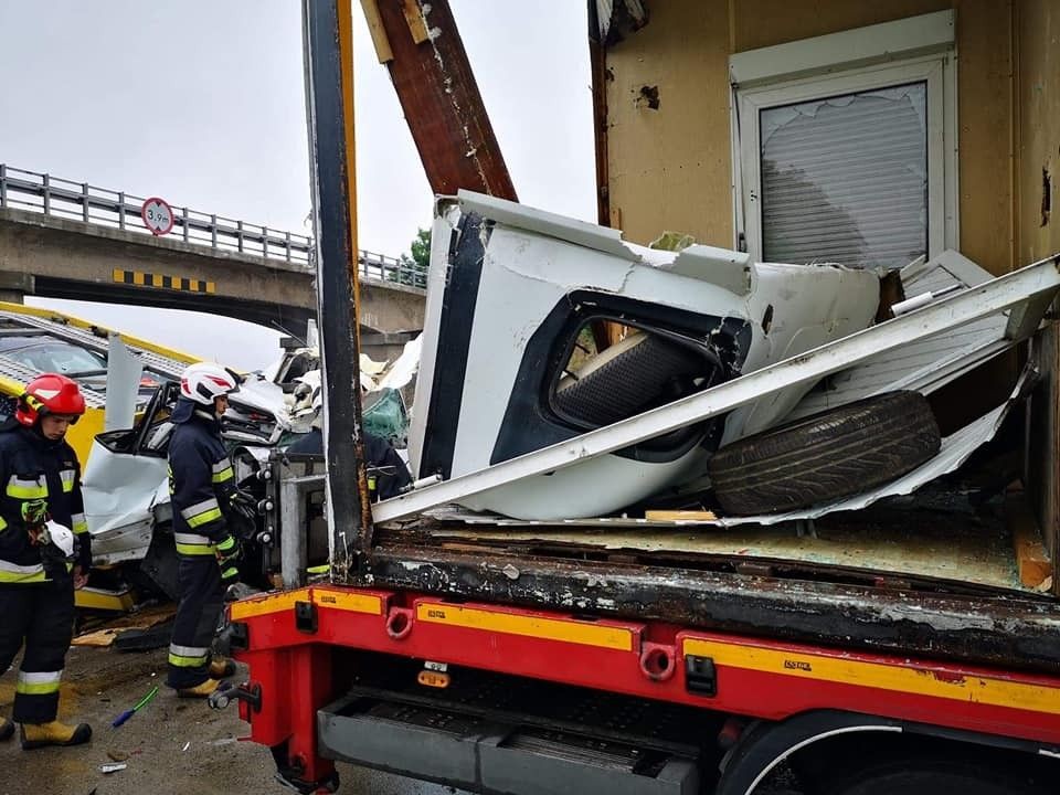 Wypadek na A4: Laweta najechała na tył ciężarówki.