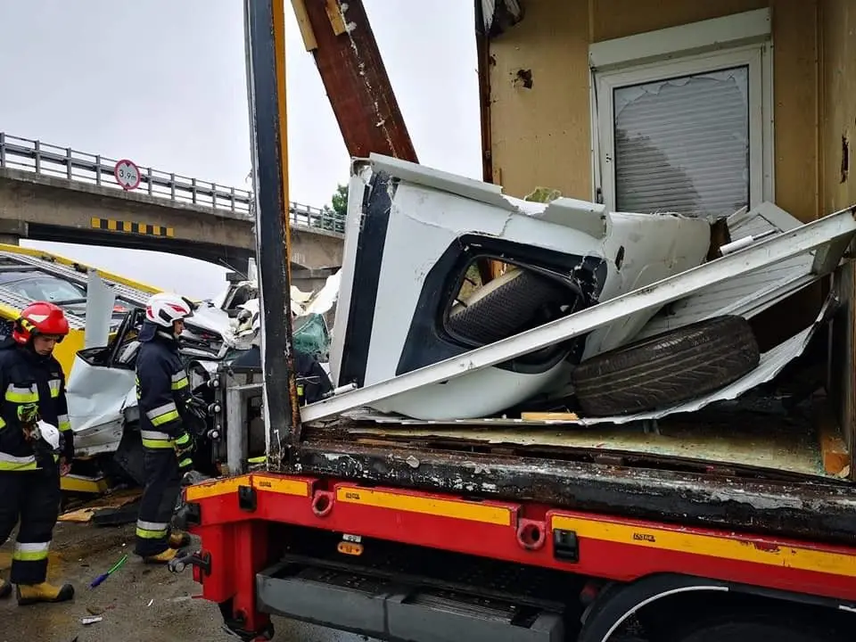 Wypadek na A4: Laweta najechała na tył ciężarówki.