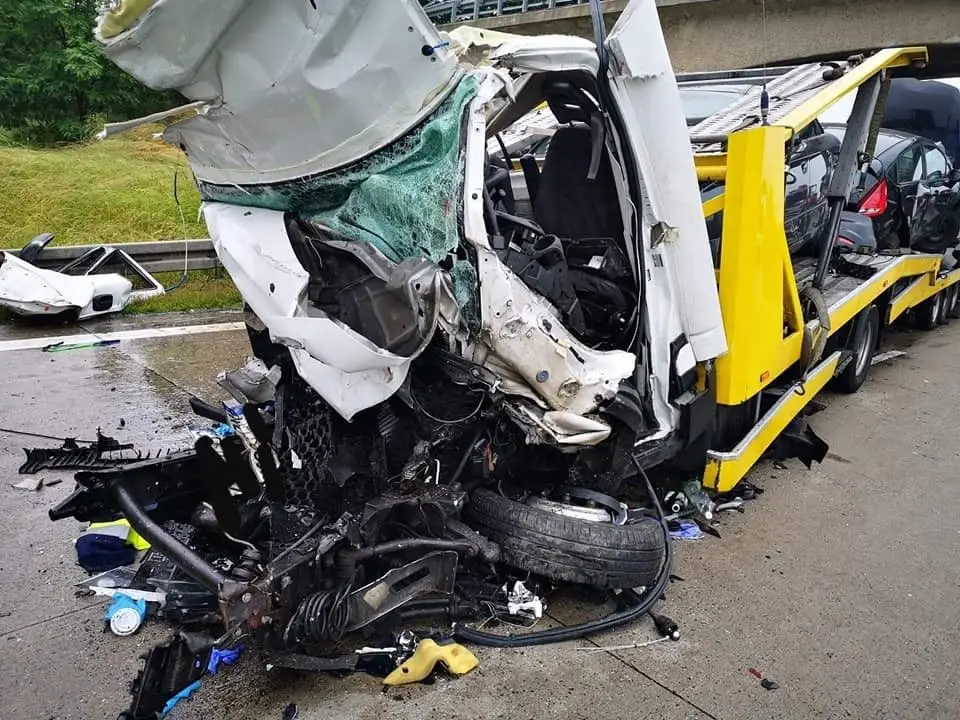 Wypadek na A4: Laweta najechała na tył ciężarówki.