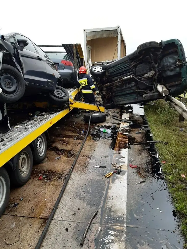 Wypadek na A4, bus-laweta zderzyła się z ciężarówką