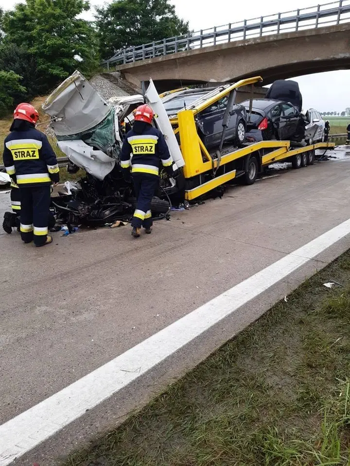 Wypadek na A4, bus-laweta zderzyła się z ciężarówką