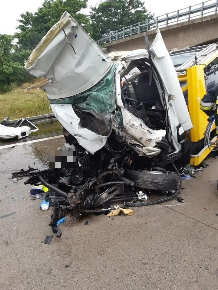 Wypadek na A4, bus-laweta zderzyła się z ciężarówką