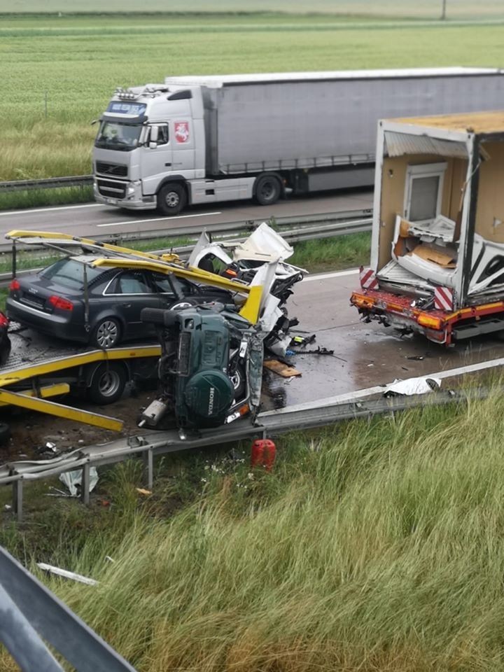 Wypadek na A4, bus-laweta zderzyła się z ciężarówką