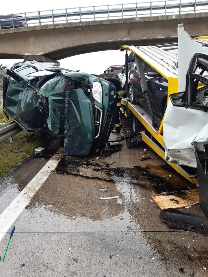 Wypadek na A4, bus-laweta zderzyła się z ciężarówką