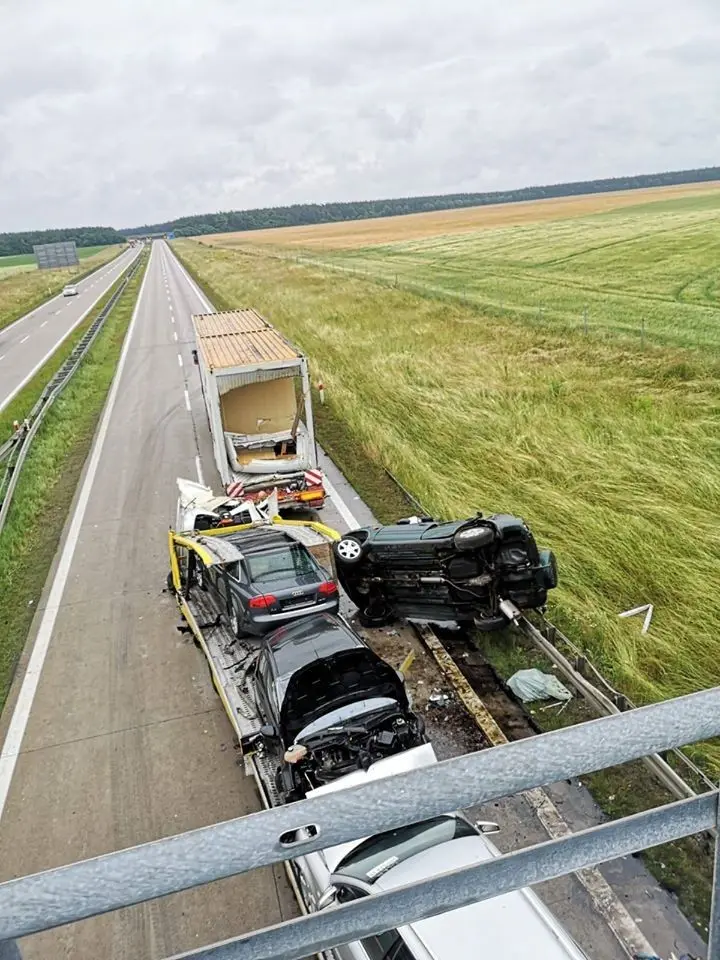 Wypadek na A4, bus-laweta zderzyła się z ciężarówką