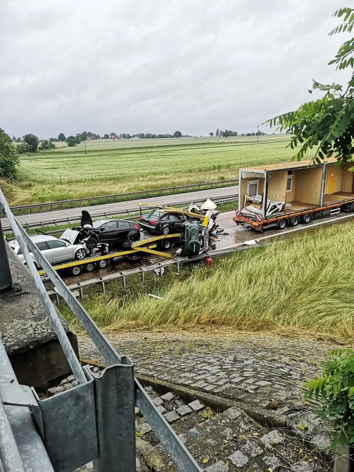Wypadek na A4, bus-laweta zderzyła się z ciężarówką