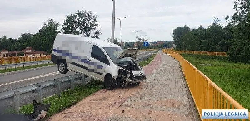 Zdarzenie drogowe na al. 100-lecia Odzyskania Niepodległości w Legnicy