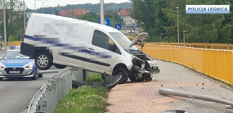 Zdarzenie drogowe na al. 100-lecia Odzyskania Niepodległości w Legnicy