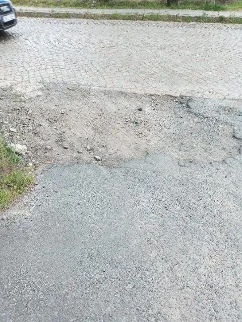 Dziura w drodze w Otoku (gmina Bolesławiec, powiat bolesławiecki)